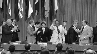 ARCHIVO - El presidente estadounidense Jimmy Carter aplaude mientras el general Omar Torrijos alza una mano tras la firma y el intercambio de tratados en Ciudad de Panamá el 16 de junio de 1978, dándole control del Canal de Panamá a Panamá a partir del año 2000. (AP Foto, archivo)