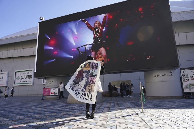 Fans llegan al Tokyo Dome, para el primer concierto de Taylor Swift de su gira Eras el miércoles 7 de febrero de 2024 en Tokio. (Foto AP/Toru Hanai)