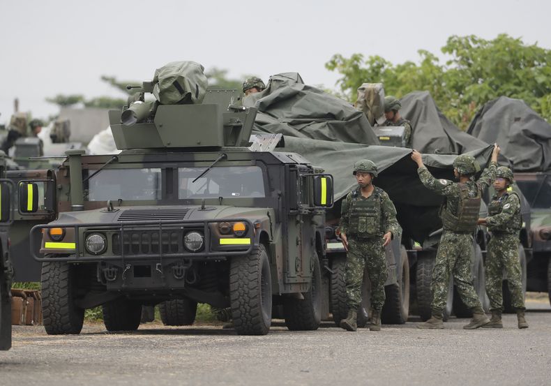 ARCHIVO - Soldados cubren un M1167 HMMWV con armas antitanque durante maniobras militares en el condado de Pingtung, en el sur de Taiwán, el 26 de agosto de 2024. (AP Foto/Chiang Ying-ying, archivo)