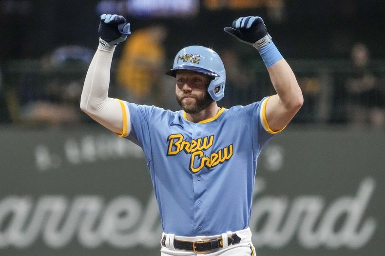 Owen Miller, de los Cerveceros de Milwaukee, festeja luego de batear un doblete ante los Reales de Kansas City, el viernes 12 de mayo de 2023 (AP Foto/Morry Gash)