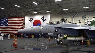 Un avión F-18 en el hangar del portaaviones estadounidense Theodore Roosevelt, anclado en Busan, Surcorea, el 22 de junio del 2024. (Song Kyung-Seok/Pool Photo via AP)