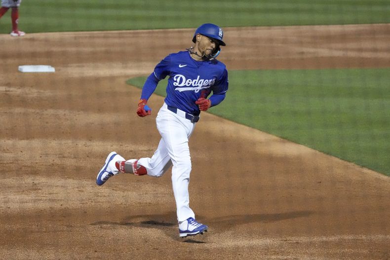 En foto del 4 de marzo del 2025, el campocorto de los Dodgers de Los Ángeles Mookie Betts recorre las bases tras pegar un jonrón en la tercera entrada del juego de exhibición ante los Rojos de Cincinnati. (AP Foto/Darryl Webb)