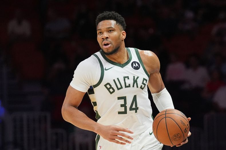 ARCHIVO - Giannis Antetokounmpo (34), de los Bucks de Milwaukee, llleva el balón durante la primera mitad del juego de baloncesto de la NBA contra el Heat de Miami, el 12 de marzo de 2026, en Miami. (AP Foto/Marta Lavandier, Archivo)