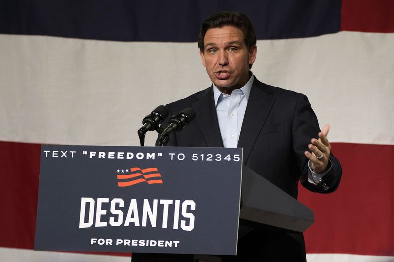 El gobernador de Florida, Ron DeSantis, que busca la candidatura presidencial republicana, pronuncia un discurso durante un evento de su campaña política en Clive, Iowa, el martes 30 de mayo de 2023. (AP Foto/Charlie Neibergall)