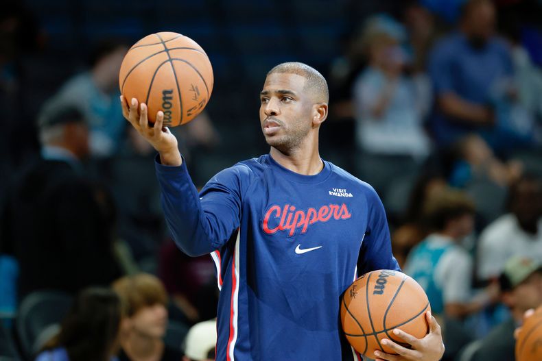 El base de los Clippers de Los Ángeles Chris Paul calienta antes del encuentro ante los Hornets de Charlotte el sábado 22 de noviembre del 2025. (AP Foto/Nell Redmond)
