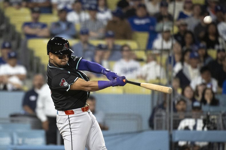 Gabriel Moreno de los Diamondbacks de Arizona batea un jonrón solitario en la novena entrada ante los Dodgers de Los Ángeles el martes 20 de mayo del 2025. (AP Foto/Kyusung Gong)