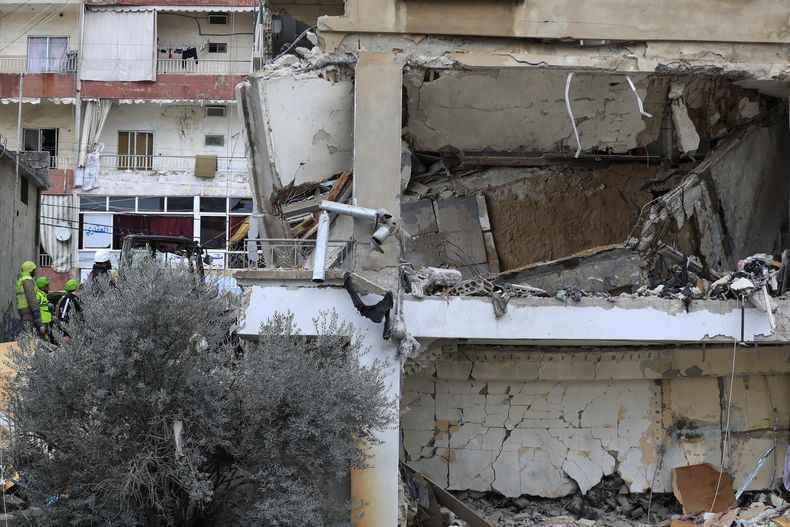 Rescatistas y operarios de defensa civil retiran los escombros de un edificio alcanzado en la víspera por un ataque aéreo israelí, en Nabatiyeh, al sur de Líbano, el 15 de febrero de 2024. (AP Foto/Mohammed Zaatari)