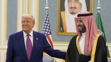 El presidente estadounidense Donald Trump y el príncipe saudí Mohammed bin Salman en Riad, Arabia Saudí, el 13 de mayo del 2025. (AP foto/Alex Brandon)