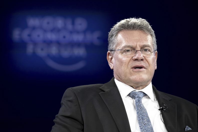 Maroš Šefčovič, comisionado europeo de comercio y seguridad económica, asiste a la reunión anual del Foro Económico Mundial en Davos, Suiza, el jueves 23 de enero de 2025. (Laurent Gillieron/Keystone vía AP)