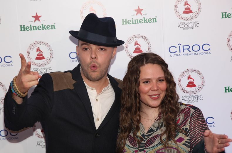 El d&uacute;o mexicano Jesse & Joy posa para un retrato en la alfombra roja de la Sesi&oacute;n Ac&uacute;stica de los Latin Grammy en la Ciudad de M&eacute;xico en una fotograf&iacute;a del 5 de septiembre de 2013. El d&uacute;o dedic&oacute; la canc