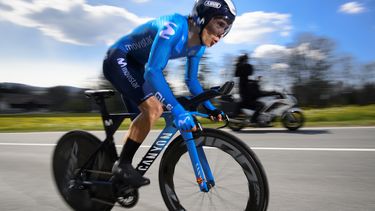ARCHIVO - El colombiano Miguel Ángel López compite en la 74ta edición del Tour de Romandía, el 27 de abril de 2021 (Laurent Gillieron/Keystone via AP, archivo)