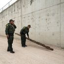 ARCHIVO - Agentes de la Patrulla Fronteriza retiran una escalera usada por migrantes para cruzar un muro cerca del cruce fronterizo de Hidalgo, Texas, el 4 de mayo de 2023. (AP Foto/Veronica G. Cardenas, archivo)