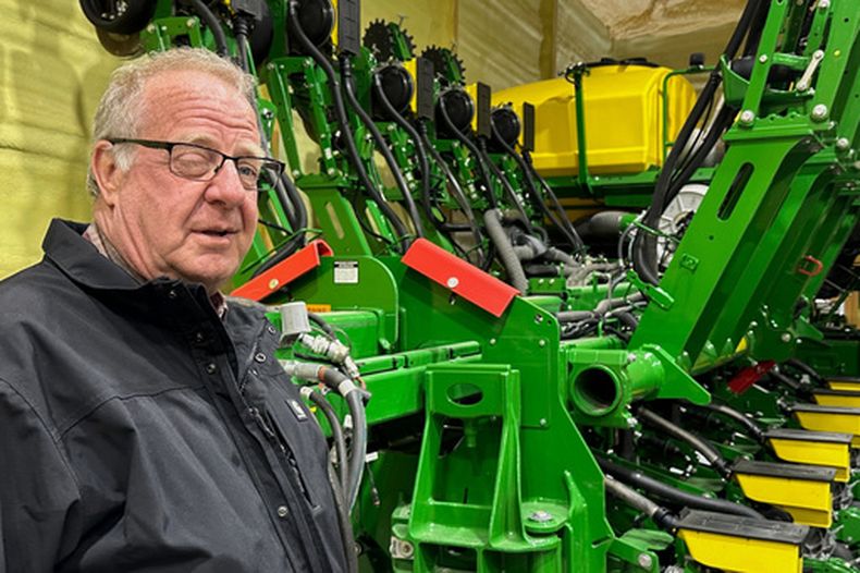 Tom Waters, agricultor de séptima generación, posa junto a su maquinaria de siembra el viernes 13 de marzo de 2026, en Orrick, Missouri. (AP Foto/Nick Ingram)