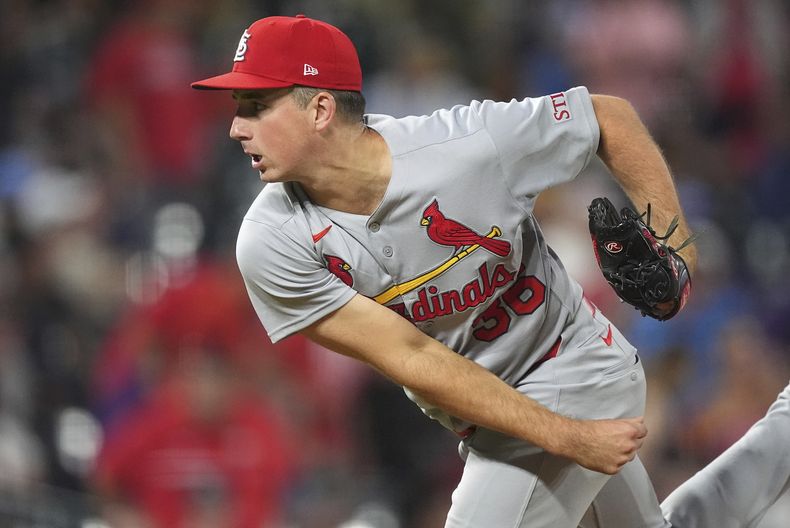 El lanzador abridor de los Cardenales de San Luis, Michael McGreevy, lanza contra los Rockies de Colorado en la séptima entrada de un partido de béisbol el lunes 21 de julio de 2025, en Denver. (AP Photo/David Zalubowski)