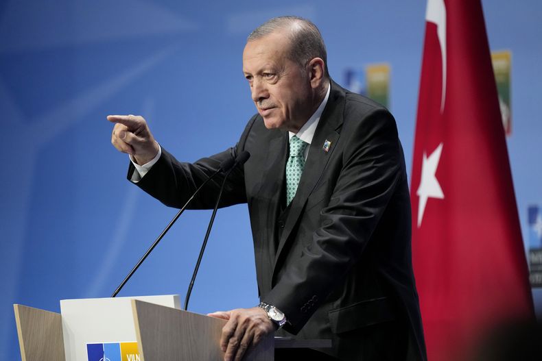 El presidente turco Recep Tayyip Erdogan en una conferencia de prensa en el marco de la cumbre de la OTAN en Vilna, Lituania, el 12 de julio de 2023. (AP Foto/Pavel Golovkin)