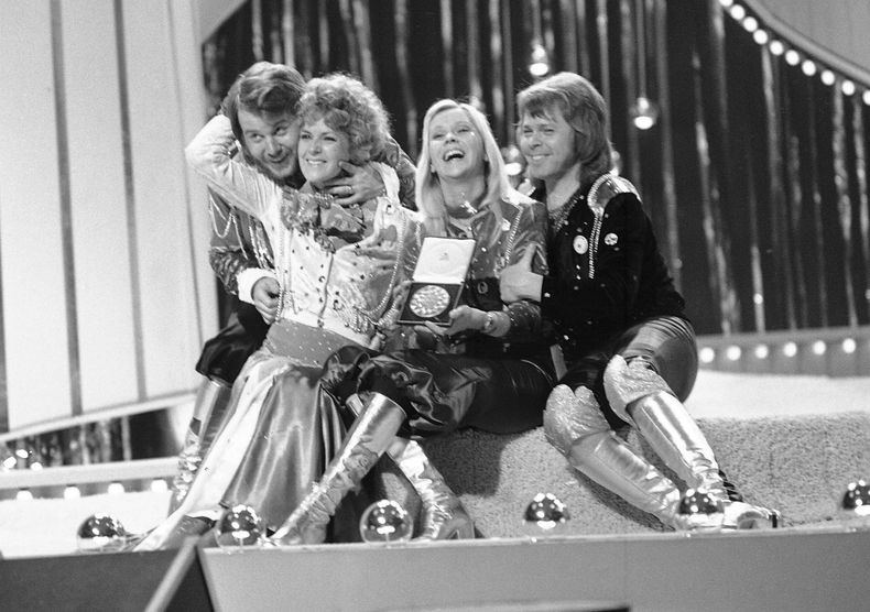 En esta fotografía de archivo del 6 de abril de 1974, el grupo pop sueco ABBA celebra su victoria en el Festival de la Canción de Eurovisión de 1974 con su canción Waterloo. (Foto AP/Robert Dear, Archivo)