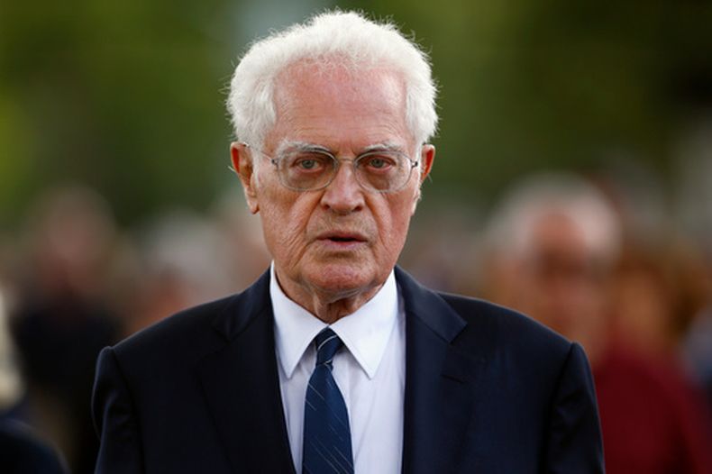 ARCHIVO - El ex primer ministro francés Lionel Jospin asiste al funeral de la diseñadora francesa Sonia Rykiel en el cementerio de Montparnasse , en París, el miércoles 1 de septiembre de 2016. (AP Foto/Francois Mori, Archivo)