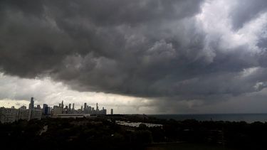 Nubes de tormenta se desplazan sobre el centro de Chicago y el vecindario Bronzeville el miércoles 12 de julio de 2023, dirigiéndose al este sobre el Lago Michigan. (AP Foto/Charles Rex Arbogast)