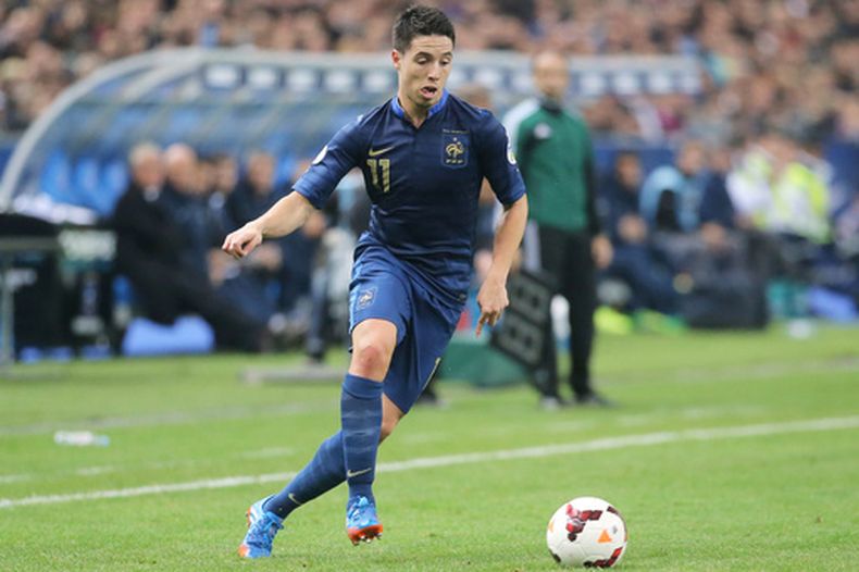 El volante francés Samir Nasri avanza con el balíon en un partido de las eliminatorias del Mundial contra Finlandia, el 15 de octubre de 2023, en Saint Denis. (AP Foto/Michel Euler)