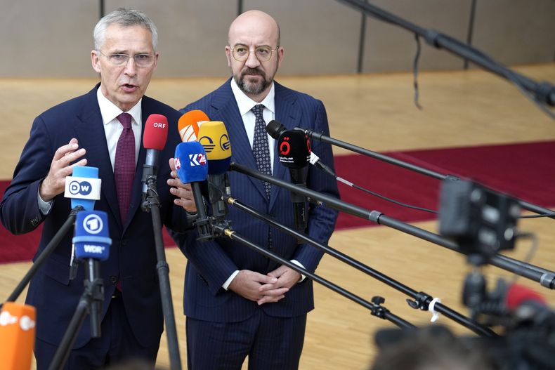 El secretario general de la OTAN, Jens Stoltenberg (izquierda), y el presidente del Consejo Europeo, Charles Michel, hablan con reporteros a su llegada para una cumbre de la Unión Europea, en Bruselas, el 29 de junio de 2023. (AP Foto/Virginia Mayo)