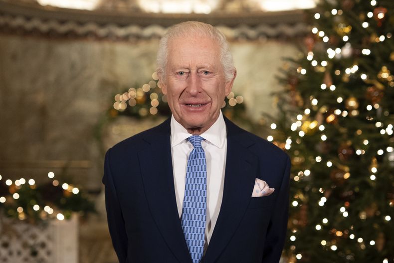 El rey Carlos III de Inglaterra en su mensaje navideño en la Capilla Fitzrovia en Londres el 11 de diciembre del 2024. (Aaron Chown/PA via AP, Pool)