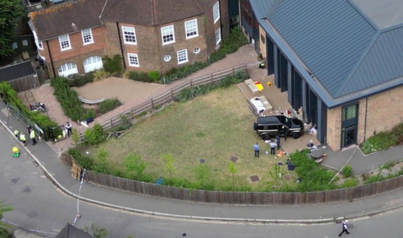 Una camioneta todoterreno Land Rover Defender permanece detenida en el exterior de la institución académica Study Preparatory School, en Camp Road, Wimbledon, al sur de Londres, el 6 de julio de 2023. (Yui Mok/PA vía AP)