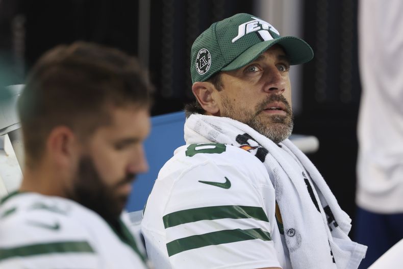 El quarterback Aaron Rodgers (derecha) de los Jets de Nueva York durante el partido contra los 49ers de San Francisco, el lunes 9 de septiembre de 2024, en Santa Clara, California. (AP Foto/Jed Jacobsohn)