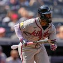 Michael Harris II, de los Bravos de Atlanta, observa su sencillo impulsor durante la décima entrada de un partido de béisbol contra los Yankees de Nueva York, el domingo 9 de agosto de 2026, en Nueva York. (Foto AP/Seth Wenig)