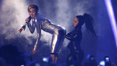 americateve | Miley Cyrus, a la izquierda, y una bailarina se presentan durante los  MTV Europe Music Awards 2013 en Amsterdam, Holanda, el domingo 10 de noviembre de 2013. (AP Foto/Peter Dejong)