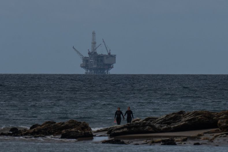 ARCHIVO – Una plataforma de perforación mar adentro operada por Sable Offshore Corp. vista desde la playa estatal Refugio, cerca de Goleta, California, el 26 de abril de 2026. (AP Foto/Jae C. Hong, Archivo)