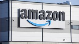 ARCHIVO – El logotipo de Amazon en la fachada de un edificio, el 18 de marzo de 2022, en Schoenefeld, cerca de Berlín. (AP Foto/Michael Sohn, Archivo)