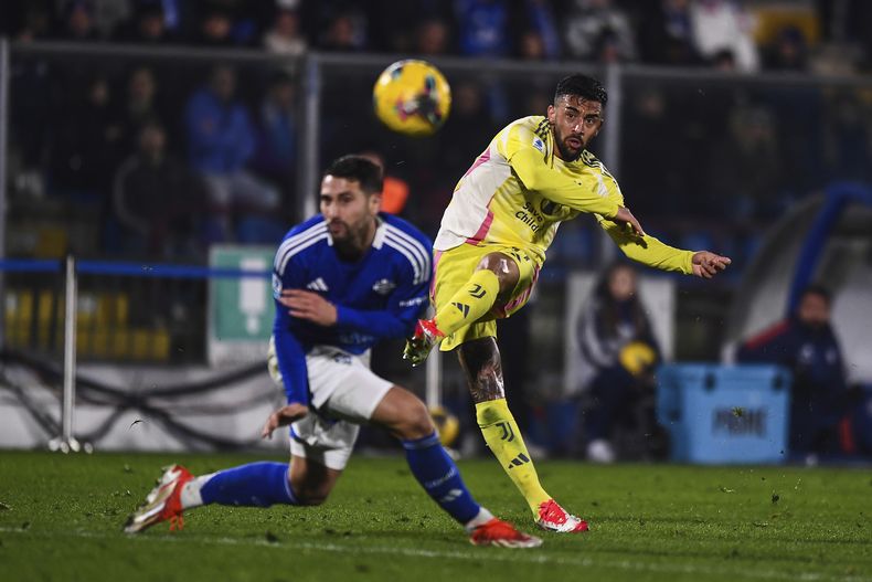 Nicolas Gonzalez, de Juventus, dispara a gol durante el partido de la Serie A entre Como y Juventus en el estadio Giuseppe Sinigaglia, en Como, Italia, el viernes 7 de febrero de 2025. (Alberto Gandolfo/LaPresse via AP)