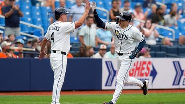 Hunter Feduccia de los Rays de Tampa Bay celebra con el coach de tercera ase Brady Williams tras batear un jonrón frente al pitcher de los Orioles de Baltimore el miércoles 20 de mayo del 2026. (AP Foto/Chris OMeara)