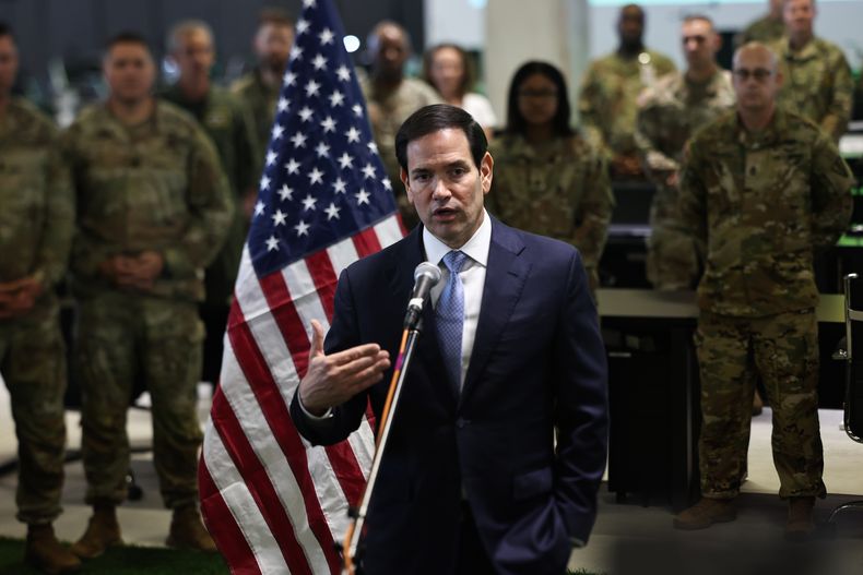 El secretario de Estado de Estados Unidos, Marco Rubio, habla con los medios de comunicación tras visitar el Centro de Coordinación Civil-Militaren el sur de Israel, el viernes 24 de octubre de 2025. (Fadel Senna/Pool Foto vía AP)
