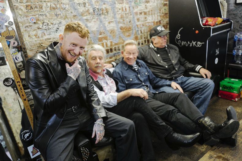 Frank Carter, de izquierda a derecha, Glen Matlock, Paul Cook y Steve Jones de los Sex Pistols posan para fotografías de retratos, el viernes 21 de marzo de 2025. (Foto Alberto Pezzali/Invision/AP)