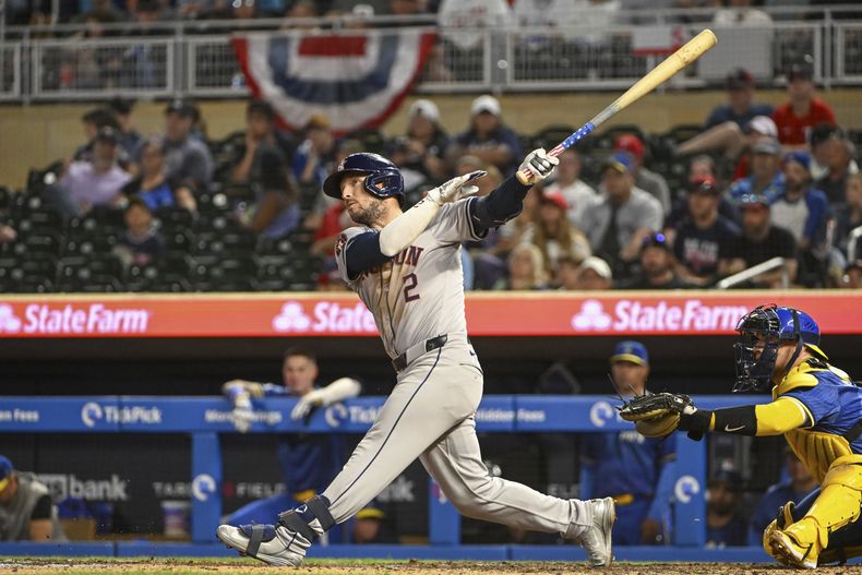 Alex Bregman, de los Astros de Houston, batea un jonrón de tres carreras contra los Mellizos de Minnesota durante la novena entrada del juego de béisbol del viernes 5 de julio de 2024, en Minneapolis. Mauricio Dubón y César Salazar anotaron con el imparable. (AP Foto/Craig Lassig)