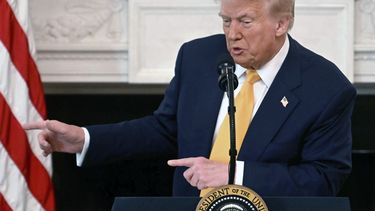 El persidente Donald Trump habla en la Sesión de Trabajo de los Gobernadores en el Comedor de Estado de la Casa Blanca, el viernes 21 de febrero de 2025, en Washington. (Foto compartida vía AP)