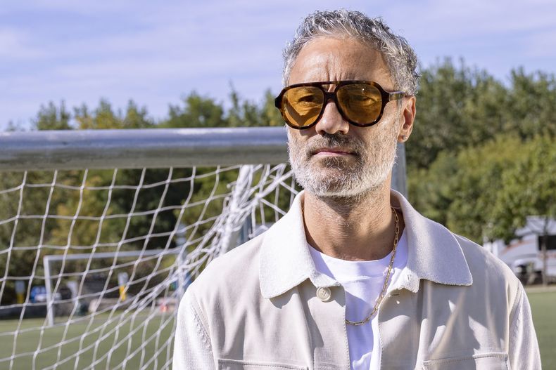 El director Taika Waititi posa para un retrato para promover su película Next Goal Wins durante el Festival Internacional de Cine de Toronto el 11 de septiembre de 2023 en Toronto. (Foto Joel C Ryan/Invision/AP)