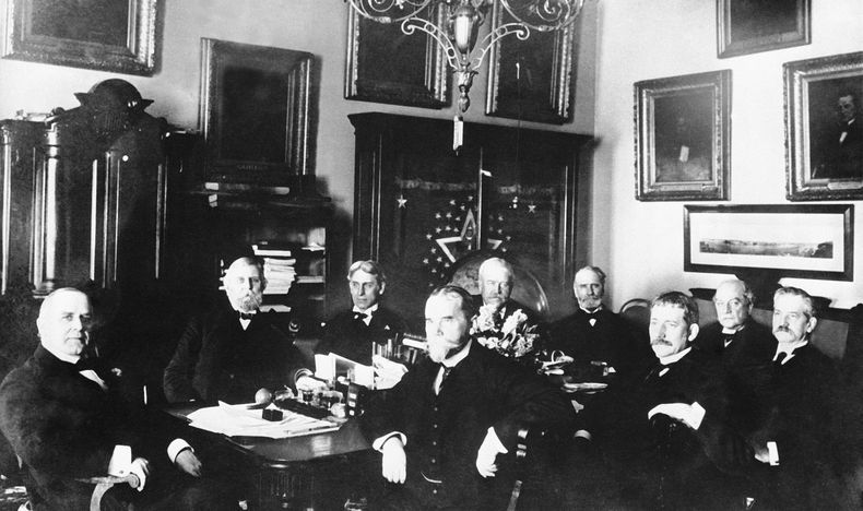 ARCHIVO - El presidente William McKinley, a la izquierda, posa con su gabinete durante una reunión en la Casa Blanca, en esta foto de 1898. (AP Foto, archivo)