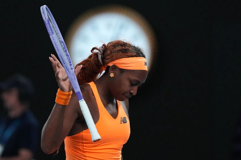 Coco Gauff reacciona durante el duelo contra Elina Svitolina en los cuartos de final del Abierto de Australia el martes 27 de enero de 2026, en Melbourne. (AP Foto/Dita Alangkara)