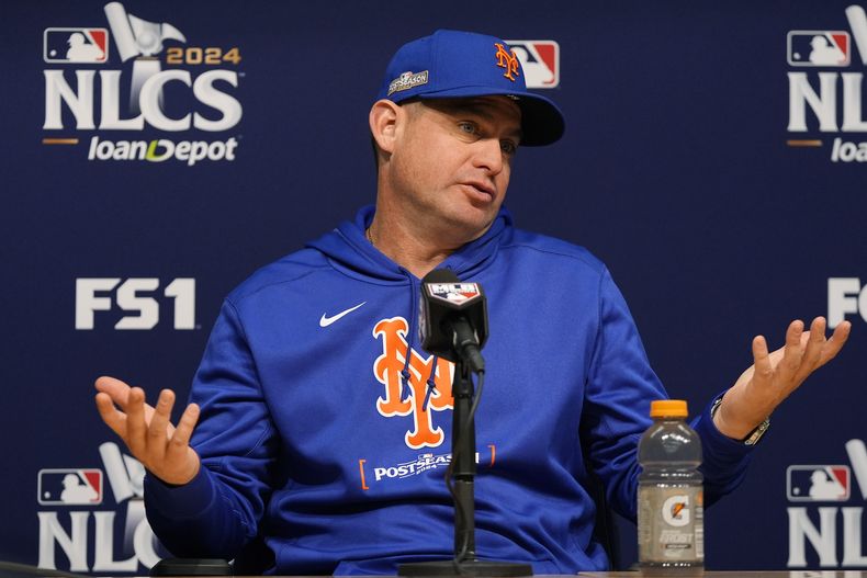 El mánager de los Mets de Nueva York, Carlos Mendoza, habla durante una conferencia de prensa antes del Juego 6 de una Serie de Campeonato de la Liga Nacional de béisbol contra los Dodgers de Los Ángeles, el sábado 19 de octubre de 2024, en Los Ángeles. (AP Foto/Mark J. Terrill)