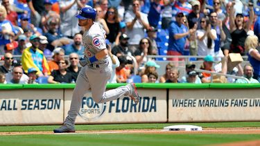 Happ pega HR al 1er pitcheo de la campaña, Cachorros ganan