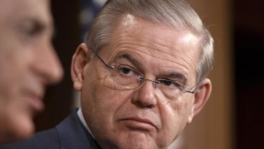 bob menendez exige la  lista de fugitivos de eeuu viviendo en cuba
