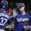 Kyle Tucker, de los Dodgers de Los Ángeles, celebra con Teoscar Hernández (37) tras conectar un cuadrangular solitario contra los Diamondbacks de Arizona en la octava entrada de un partido de béisbol, el sábado 8 de agosto de 2026, en Phoenix. (Foto AP/Rick Scuteri)