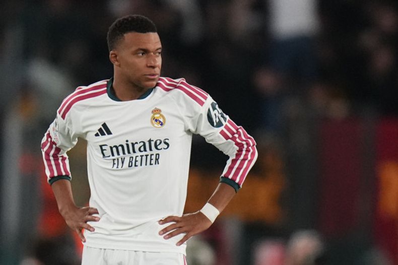 Kylian Mbappé del Real Madrid gesticula tras un gol de la Roma en el partido de la Liga de Campeones, el miércoles 14 de octubre de 2026, en Roma. (AP Foto/Alessandra Tarantino)