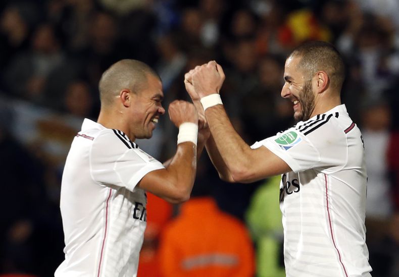 El jugador de Real Madrid, Karim Benzema, derecha, festeja con su compa&ntilde;ero Pepe tras anotar un gol ante Cruz Azul en las semifinales del Mundial de Clubes el martes, 16 de diciembre de 2014, en Marrakech, Marruecos. (AP Photo/Abdeljalil Bounhar)