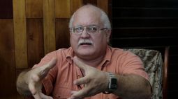 ARCHIVO - Otto René Rodríguez habla durante una entrevista en La Habana, Cuba, el 8 de febrero de 2011. (Foto AP/Franklin Reyes, Archivo)