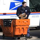 ARCHIVO - Un empleado del Servicio Postal de Estados Unidos carga paquetes ante una oficina de correos en Wheeling, Illinois, el 29 de enero de 2024. (AP Foto/Nam Y. Huh, Archivo)