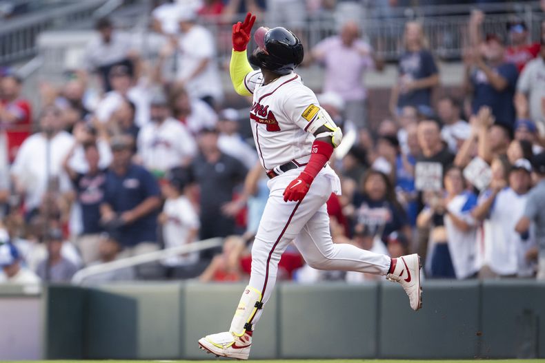 El dominicano Marcell Ozuna, de los Bravos de Atlanta, festeja su jonrón de dos carreras ante los Yanquis de Nueva York, el martes 15 de agosto de 2023 (AP Foto/Hakim Wright Sr.)