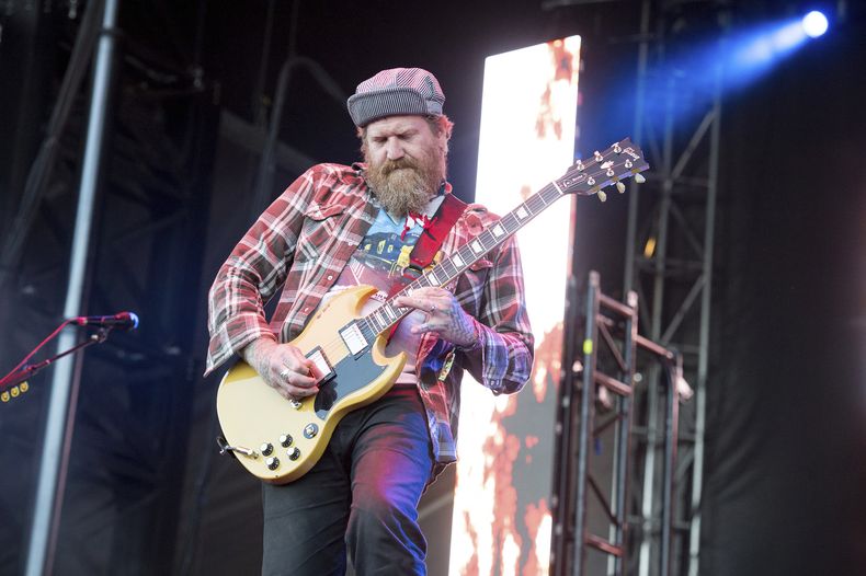 ARCHIVO - Brent Hinds de Mastodon se presenta en el Louder Than Life Music Festival en Champions Park el sábado 30 de septiembre de 2017, en Louisville, Ky. (Foto Amy Harris/Invision/AP, archivo)